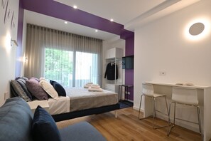 1 quarto, cofres nos quartos, ferros/tábuas de passar roupa