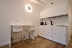 Een koelkast, een kookplaat, een koffiezetapparaat/waterkoker