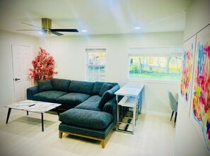 Smart TV - 4 BR/2 BA walking distance to AT&T, Ranger Stadium, Texas Live, Six Flags (Arlington)