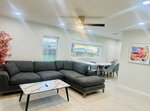 Smart TV - 4 BR/2 BA walking distance to AT&T, Ranger Stadium, Texas Live, Six Flags (Arlington)