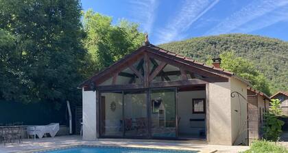 Les Costes, Calvignac. Large house with pool. Close to the river.