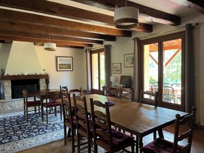 Dining - Les Costes, Calvignac. Large house with pool. Close to the river. (Calvignac)