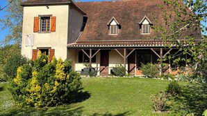 A two-story house with a sloped roof, wooden shutters, and a balcony. - Les Costes, Calvignac. Large house with pool. Close to the river. (Calvignac)