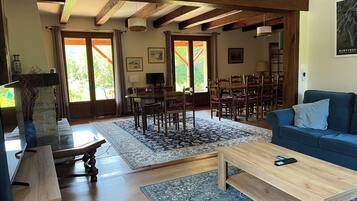 TV connectée, cheminée, table de tennis de table