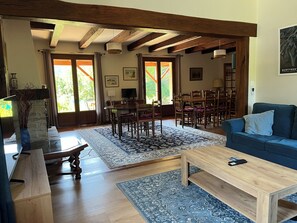 Smart TV, fireplace, ping pong - Les Costes, Calvignac. Large house with pool. Close to the river. (Calvignac)