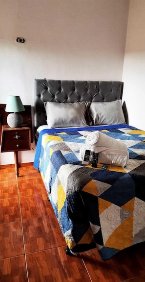 Egyptian cotton sheets, premium bedding, down comforters, pillowtop beds - HOSTAL VELVET  (Santa Ana)