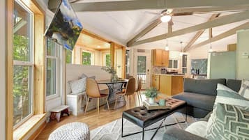 Televisión, chimenea, videojuegos y futbolito