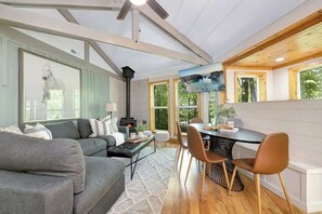 Fernseher, Kamin, Videospiele, Tischfußball