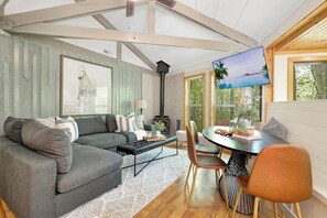 Fernseher, Kamin, Videospiele, Tischfußball