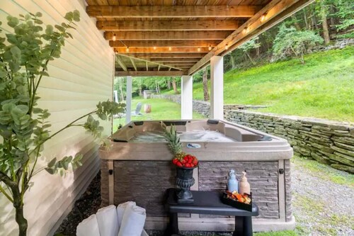 Catskills Villa: Best for Gatherings Sleeps 30+

