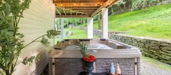 Catskills Villa: Best for Gatherings Sleeps 30+

