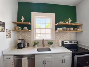 Fridge, microwave, oven, stovetop - Historic Gem - Walk to Forsyth Park & Downtown! (Savannah)