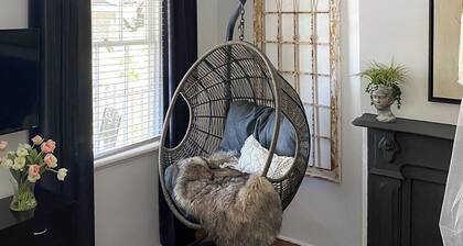 Historic District Gem I Walk to Forsyth Park & Downtown