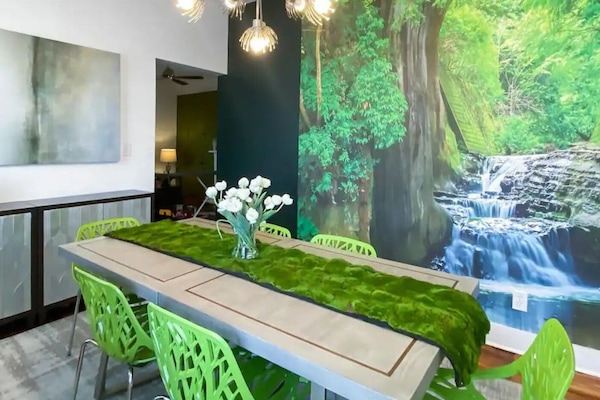 Enjoy a prime location with amenities in the heart of the Historic District of Savannah!