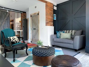 TV, offices - Stylish Savannah Condo: Steps to Forsyth Park (Savannah)