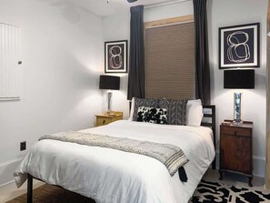 1 habitación, escritorio, tabla de planchar con plancha y wifi