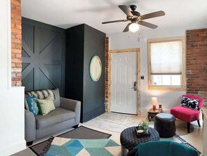 TV, offices - Stylish Savannah Stay I Walk to Forsyth I Free Parking (Savannah)