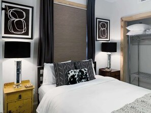 1 bedroom, desk, iron/ironing board, WiFi - Stylish Savannah Stay I Walk to Forsyth I Free Parking (Savannah)