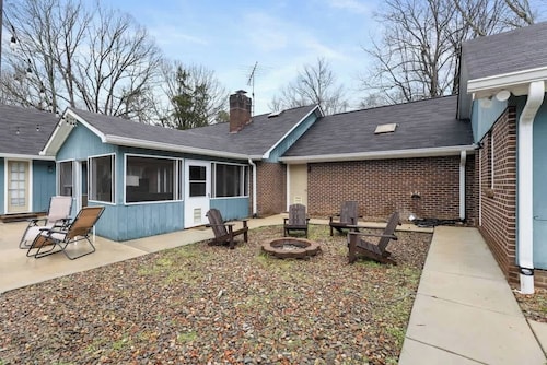 Poolside Paradise in the Heart of Charlotte