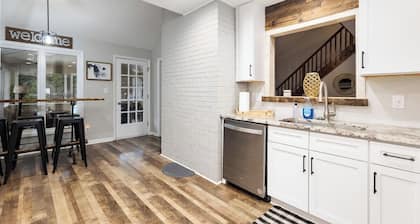 Poolside Paradise in the Heart of Charlotte