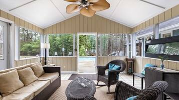 Televisión, chimenea y oficina