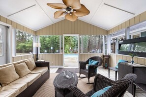 Televisión, chimenea, oficina