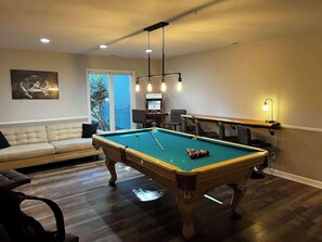 Game room - Poolside Paradise in the Heart of Charlotte (Charlotte)