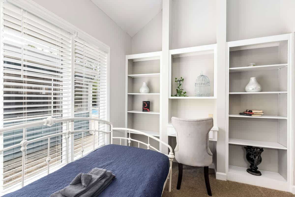 5 bedrooms, desk, iron/ironing board, WiFi