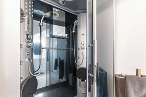Douche, sèche-cheveux, serviettes fournies