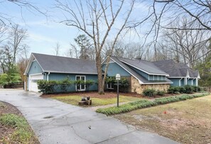 Exterior - Poolside Paradise in the Heart of Charlotte (Charlotte)