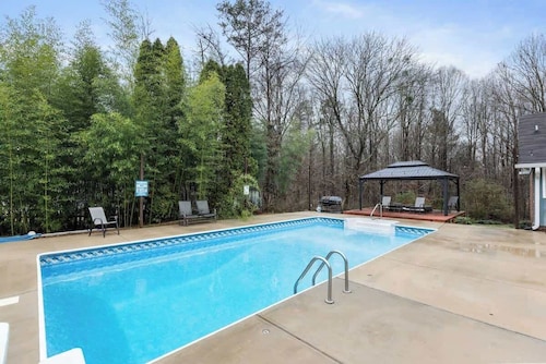 Poolside Paradise in the Heart of Charlotte