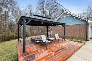 Terrace/patio - Poolside Paradise in the Heart of Charlotte (Charlotte)