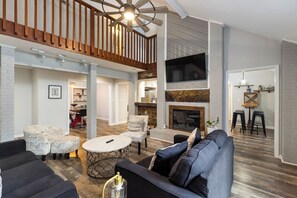 Televisión, chimenea, oficina