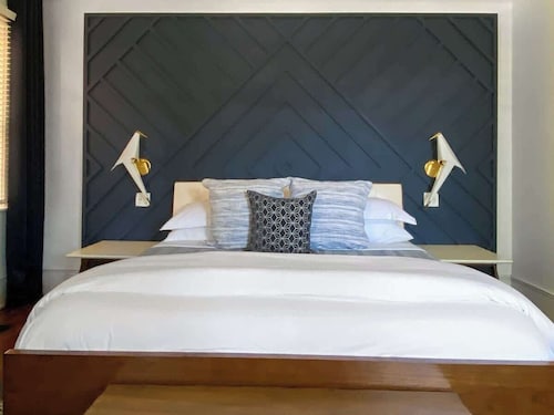 Savannah Condo - Forsyth Park & Downtown Steps Away