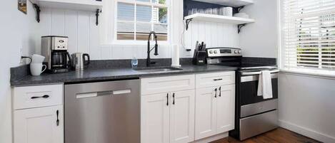 Réfrigérateur, four à micro-ondes, un four, surface de cuisson