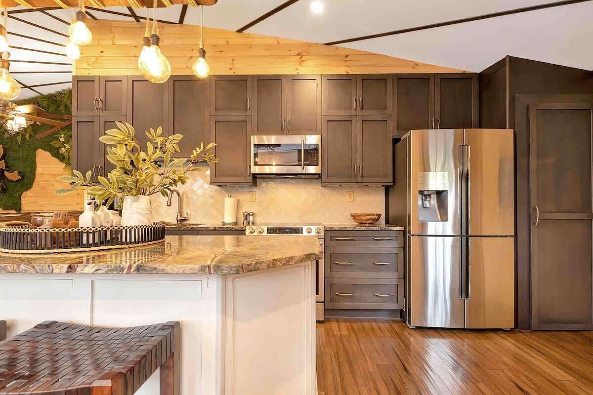 Een koelkast, een microgolfoven, een oven, een kookplaat