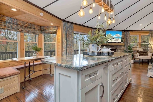 Amazing Treehouse Chalet at Sugar Mountain Resort