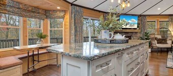 Amazing Treehouse Chalet at Sugar Mountain Resort