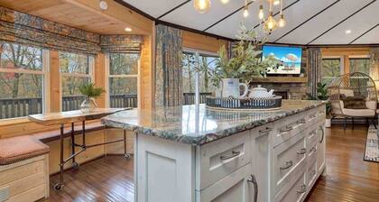 Amazing Treehouse Chalet at Sugar Mountain Resort