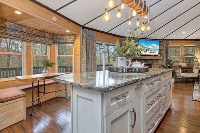 Amazing Treehouse Chalet at Sugar Mountain Resort
