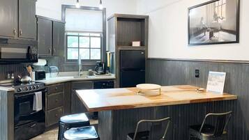 Kjøleskap, mikrobølgeovn, ovn og kokeplater