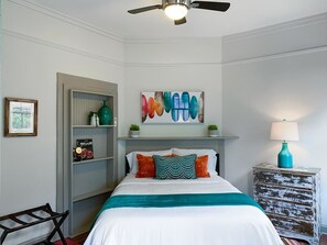 2 bedrooms, iron/ironing board, WiFi, bed sheets - Charming Savannah Townhouse: Walk to Forsyth Park & Downtown! (Savannah)