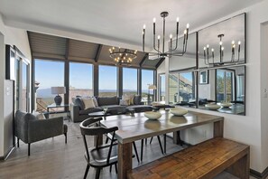 テレビ、暖炉、書斎 / ワークスペース