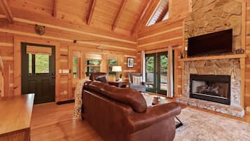 Een televisie, een open haard en een kantoor