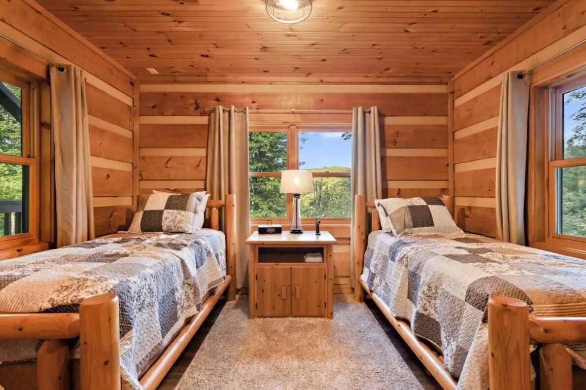 4 bedrooms, desk, iron/ironing board, WiFi