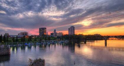 Charming Savannah Stay I Steps to Forsyth Park I Outdoor Deck