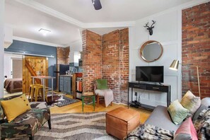 1 bedroom, desk, iron/ironing board, WiFi