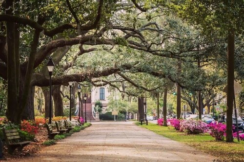 Charming Savannah Condo with Outdoor Deck