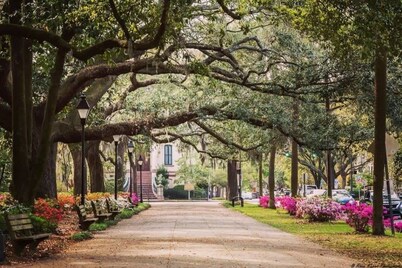 Charming Savannah Condo with Outdoor Deck