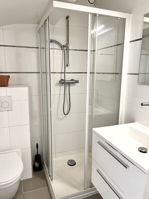 Toalhas de banho, papel higiênico